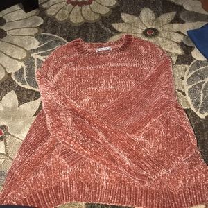 Super soft and comfy sweater. Size M